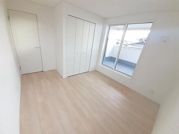 【リビング以外の居室】1号棟
バルコニーに直接アクセスできる居室です!
室内の空気を効率よく入れ替えることができ、夏場や湿気の多い時期には便利です♪