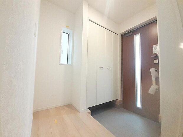 【玄関】2号棟
明るくて清潔感溢れる玄関。
便利な下駄箱収納付きです♪
散らかりがちな玄関もすっきりと片付きます。