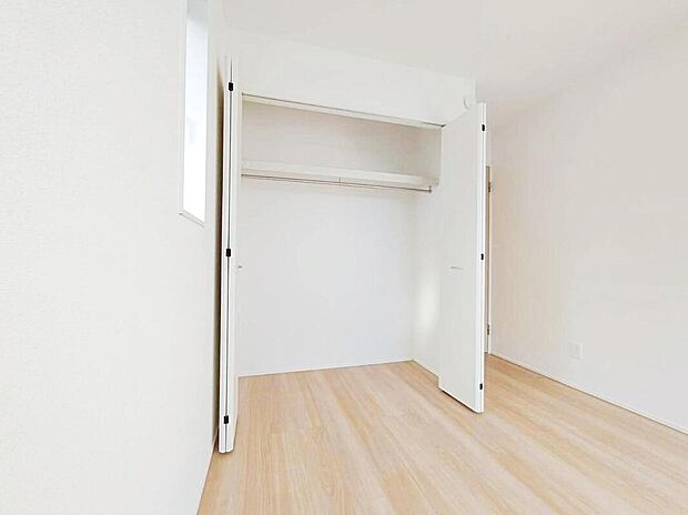 【収納】１号棟
各居室に収納を設けました！
お洋服をたくさんお持ちの方でもたっぷり収納できます。
お部屋を最大限広くご活用いただけます♪
