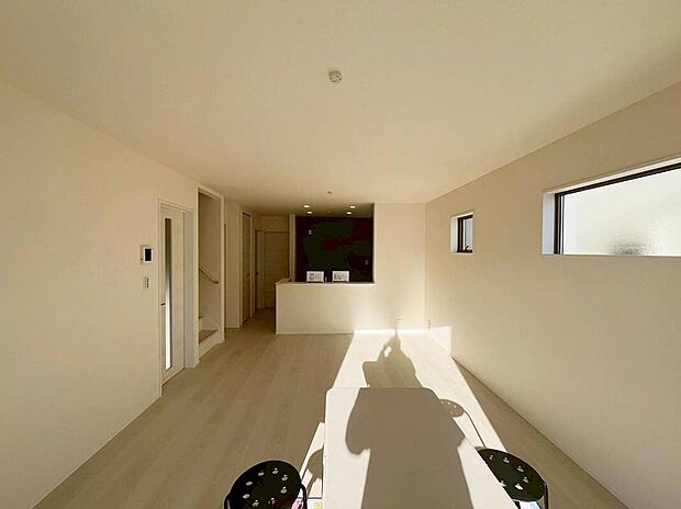 【リビング】6号棟
17.13帖の採光良好な明るいリビング♪
対面式キッチンは、家事をしながら家族の様子が一目でわかる安心&便利設備♪