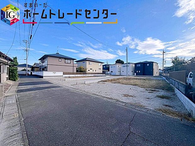 【前面道路含む現地写真】前面は、交通量の少ない南西側約5.5m北東側約4.5mの道路に接道しています。
ゆとりがあり、駐車も落ち着いて行えます。
しっかり舗装されているので、ベビーカーや自転車で通っても快適に通行できます。