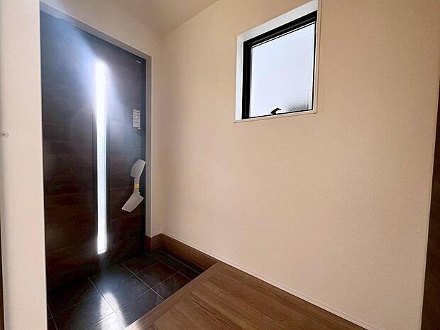 【玄関】8号棟
明るくて清潔感溢れる玄関。
便利な下駄箱収納付きです♪
廊下には収納スペースがあり、散らかりがちな玄関もすっきりと片付きます。