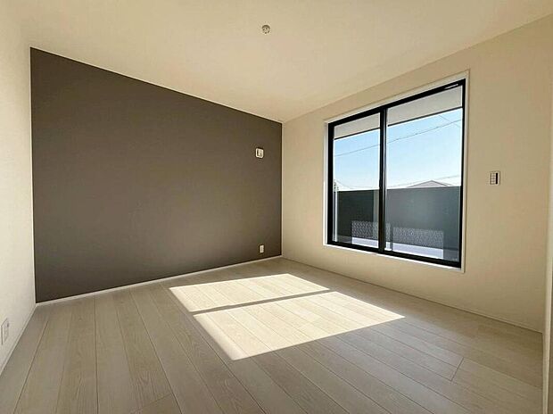 【リビング以外の居室】１号棟
バルコニーに直接アクセスできる居室です！
室内の空気を効率よく入れ替えることができ、夏場や湿気の多い時期には便利です♪