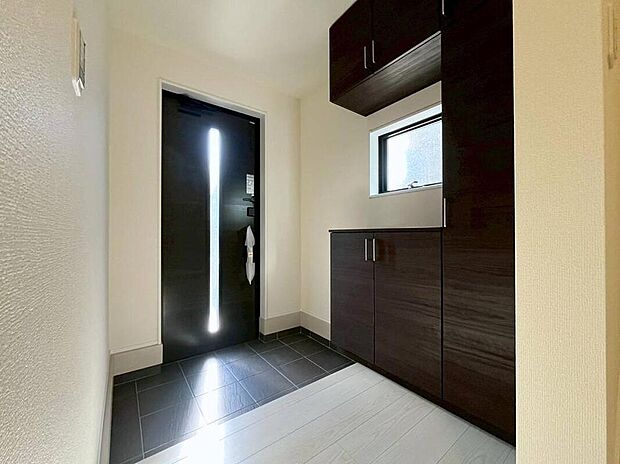 【玄関】１号棟
明るくて清潔感溢れる玄関。
沢山靴が入る、便利な下駄箱収納付きです♪
散らかりがちな玄関もすっきりと片付きます。