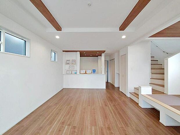 【リビング】折上天井仕様の１９．７５帖の明るいリビング♪
対面式キッチンは、家事をしながら家族の様子が一目でわかる安心＆便利設備♪
三面採光を施しました♪
家族団らんの時間も増えそうなくつろぎの場所になりそう♪