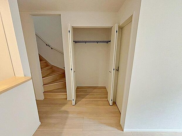 【収納】３号棟　　リビング収納
リビングに収納スペースが充実♪
パントリーとして使えば、調味料や食品ストックをすっきり整理でき、キッチンを広々と使えます。