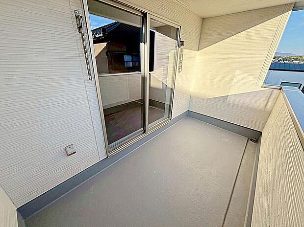 【バルコニー】３号棟
広々としたバルコニー♪
家族分の洗濯物もしっかり干せます。
南向きで日当たりも良く、毎日のお洗濯が楽しくなりそう♪