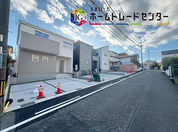 【前面道路含む現地写真】前面は、北側約６ｍの道路です。
ゆとりがあり、駐車も落ち着いて行える
環境になっています。
しっかり舗装されているので、ベビーカー等で通っても安心ですね♪