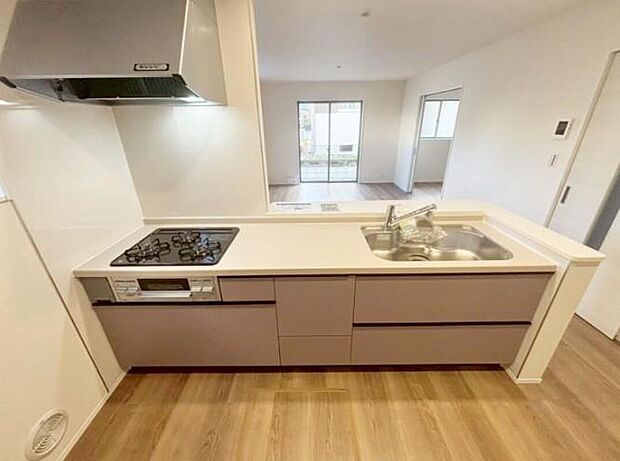 【キッチン】３号棟
収納力豊富なシステムキッチン。
大型スライド収納付きで、すっきり片付けやすいキッチンです。
床下収納もついています♪