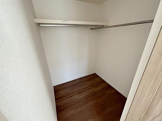 【収納】ウォークインクローゼット
大きな荷物も収納可能なスペース!
季節ごとの入れ替え不要な嬉しい設備
になっています♪