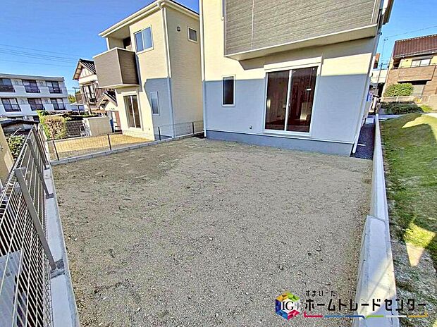 【庭】お庭がございます♪
小さなお子様の遊び場や、ガーデニング・家庭菜園・BBQなど、お好みにおうち時間をお楽しみいただけます♪