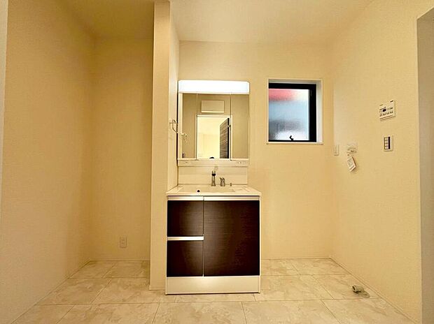 【洗面台・洗面所】暮らしを快適にする三面鏡仕様の洗面化粧台。
収納力と機能性に優れた使いやすい設備で、忙しい朝の身支度もスムーズに♪