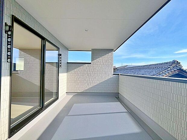 【バルコニー】雨の日も洗濯物が濡れる心配のないインナーバルコニー仕様♪
２部屋から出入り出来て大変便利です。
お洗濯だけでなく、ちょっとしたリラックスできる空間にもなりそうです☆