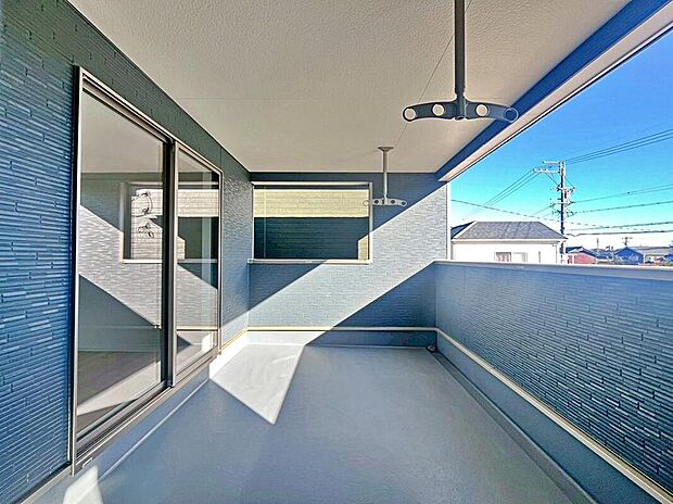 【バルコニー】２号棟
雨の日も洗濯物が濡れる心配のないインナーバルコニー仕様♪
２部屋から出入り出来て大変便利です。
お洗濯だけでなく、ちょっとしたリラックスできる空間にもなりそうです☆