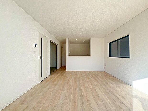 【リビング】３号棟
明るい雰囲気が心地いい１６帖の広々リビング♪
採光良好です！　　
家族団らんの時間も増えそうなくつろぎの場所になりそう♪