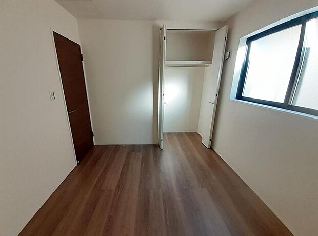 【リビング以外の居室】１号棟
２階全居室に２面採光を施した為、晴れの日の日中はいつも明るい室内に。　　　
窓を開放すれば、気持ちの良い風が入り込んできます。