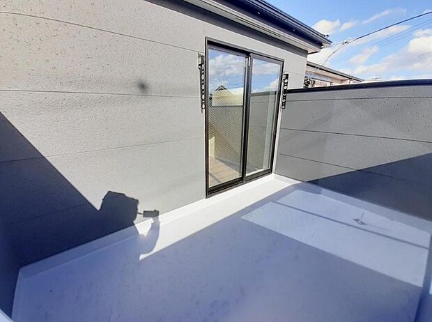 【バルコニー】１号棟
南面バルコニーなので風通しが良く、家の空気が常に新鮮で、室内の採光も良好です♪
奥行きがあるためちょっとした憩いのスペースにもなります♪