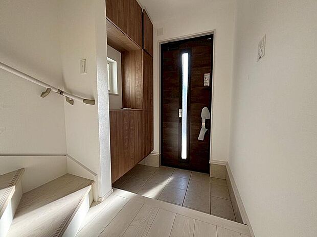 【玄関】１号棟
明るくて清潔感溢れる玄関スペース♪
玄関がスッキリ片付いて便利なシューズボックス付き♪