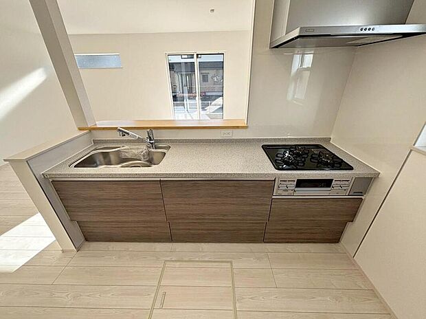 【キッチン】１号棟
対面キッチンのためご家族のコミュニケーションがとりやすいです♪
カウンター人造大理石、浄水機能付き混合水栓付きのシステムキッチンです。