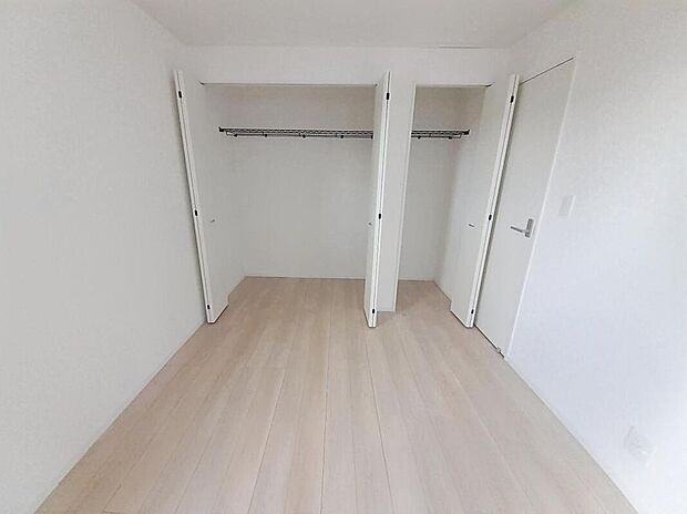 【収納】１号棟　収納
衣類や掃除道具、日用品などをすっきり収納できます。
部屋に余計な家具を置かなくて済むので、生活空間が広く感じられます