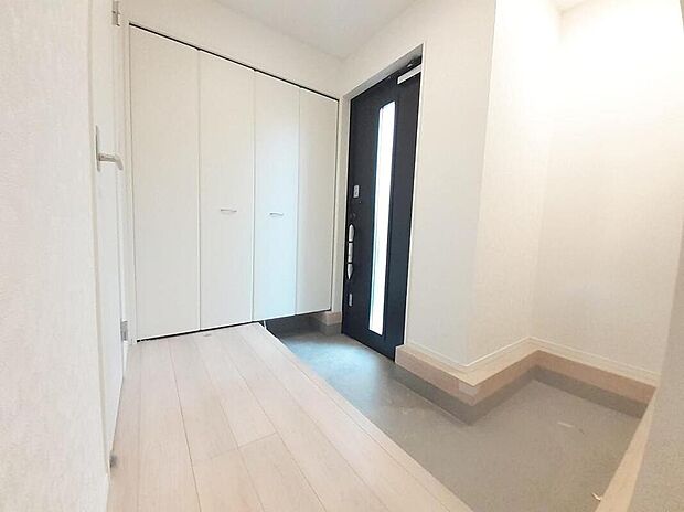 【玄関】２号棟
明るくて清潔感溢れる玄関。
便利な下駄箱収納付きです♪
散らかりがちな玄関もすっきりと片付きます。