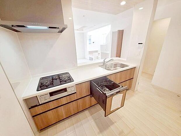 【キッチン】１号棟
対面式キッチンで家族の顔を見ながら楽しくお料理♪
食洗機付きで時間を有効活用できます♪