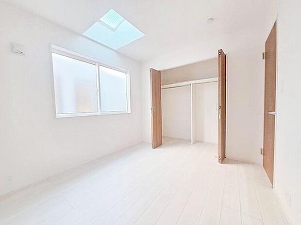 【収納】１号棟
ゆとりある広めのクローゼットを設けました！お洋服をたくさんお持ちの方でもたっぷり収納でき、お部屋を最大限広くご活用いただけます♪