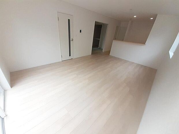 【リビング】明るい雰囲気が心地いい１７帖の広々リビング♪
採光良好です！　　
家族団らんの時間も増えそうなくつろぎの場所になりそう♪