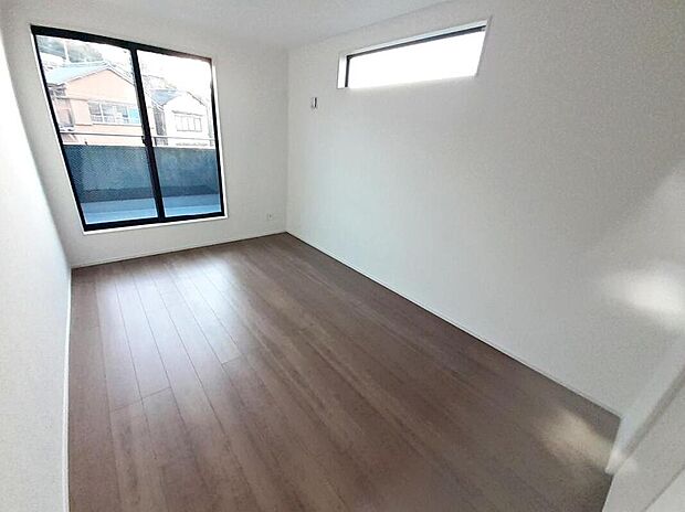 【リビング以外の居室】１号棟
バルコニーに直接アクセスできる居室です！
室内の空気を効率よく入れ替えることができ、夏場や湿気の多い時期には便利です♪