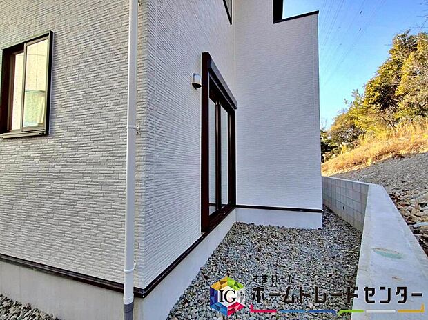 【庭】２号棟　お庭スペース☆
お庭スペースがございます♪
マンションにはない戸建てならではのメリットです！
好きなお花でお庭をいっぱいに！
お子様やペットの遊び場にも♪