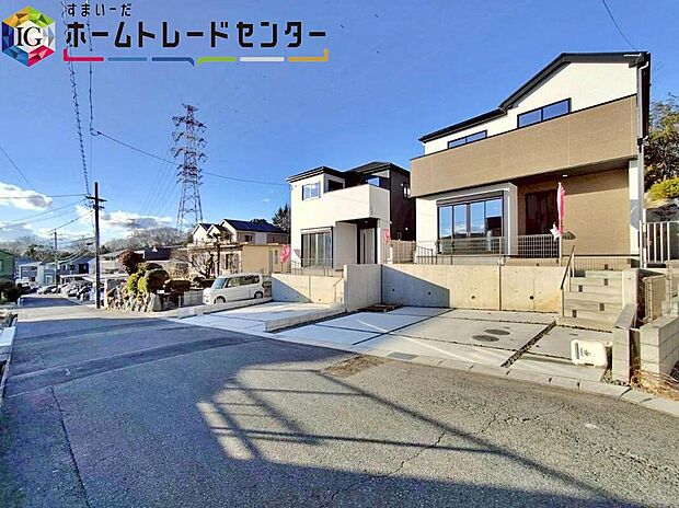 【前面道路含む現地写真】前面は、交通量の少ない南側約５．７ｍの道路です。
ゆとりがあり、駐車も落ち着いて行える
環境になっています。
しっかり舗装されている道路なので、ベビーカー等で通っても安心ですね♪