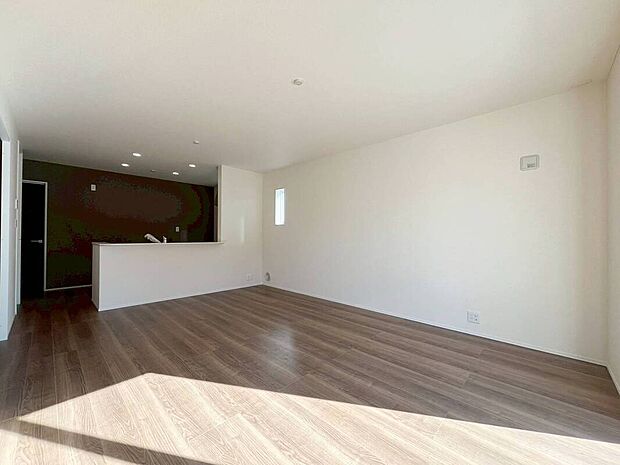 【リビング】1号棟
広々明るいリビング♪
リビング階段仕様なので、家族とのコミュニケーションが毎日捗ります♪
三面採光です♪
対面式キッチンは、家事をしながら家族の様子が一目でわかる安心＆便利設備♪