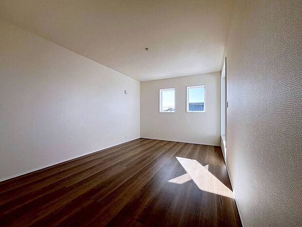 【リビング以外の居室】1号棟
バルコニーに直接アクセスできる居室です！
室内の空気を効率よく入れ替えることができ、夏場や湿気の多い時期には便利です♪