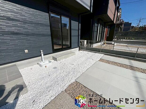 【庭】２号棟　お庭スペース
各号棟にお庭がございます☆
マンションにはない戸建てならではのメリットです！
好きなお花でお庭をいっぱいに！
ガーデニング・家庭菜園にも♪