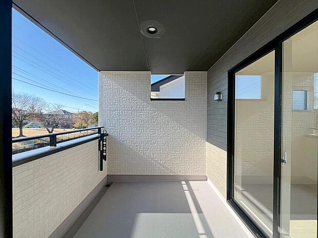 【バルコニー】１号棟
雨の日も洗濯物が濡れる心配のないインナーバルコニー仕様♪
２部屋から出入り出来て大変便利です。
お洗濯だけでなく、ちょっとしたリラックスできる空間にもなりそうです☆