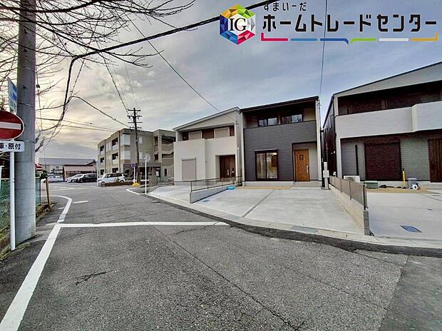 【前面道路含む現地写真】前面道路は交通量の少ない　西側約８ｍ・南側約８ｍの道路です。
ゆとりがあり、駐車時もゆっくりと落ち着いて行える立地環境になっています♪