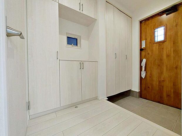 【玄関】４号棟
上質感漂う玄関へのアプローチ。
土間収納・下足入付きで、散らかりがちな玄関もスッキリ♪
居住者の帰り、訪れる方を優しく迎える・安らぎに満ちた生活空間を予感させる。健やかな暮らしを楽しめそう♪