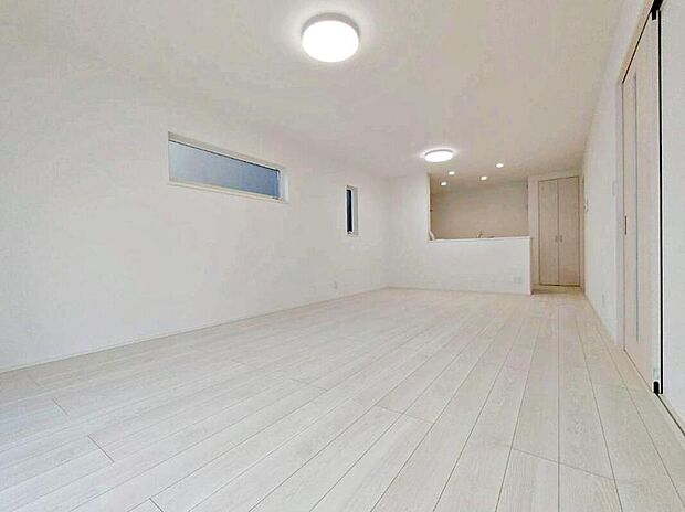 【リビング】４号棟
１９．６帖の広々としたリビング。
キッチン・ダイニング・リビングが縦一列に並んでいるので、LDKにいる家族の顔が見えやすく、コミュニケーションが取りやすい間取りです。