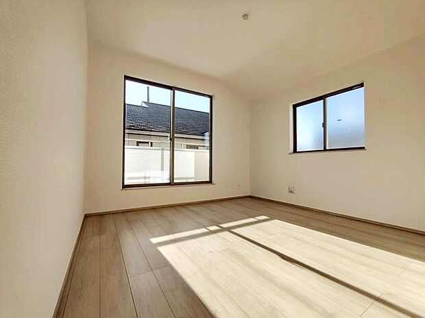 【リビング以外の居室】B号棟
バルコニーに直接アクセスできる部屋です♪
２面採光を施した為、晴れの日の日中はいつも明るい室内に。
窓を開放すれば気持ちの良い風が入り込んできます。