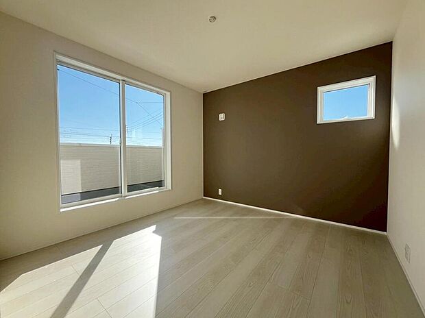 【リビング以外の居室】バルコニーに直接アクセスできる居室です！
室内の空気を効率よく入れ替えることができ、夏場や湿気の多い時期には便利です♪