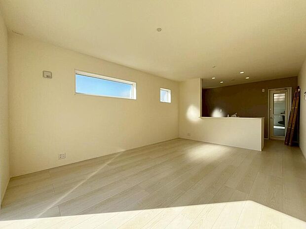 【リビング】陽光ふりそそぐ明るい１６帖のリビング。
対面式キッチンは、家事をしながら家族の様子が一目でわかる安心＆便利設備♪