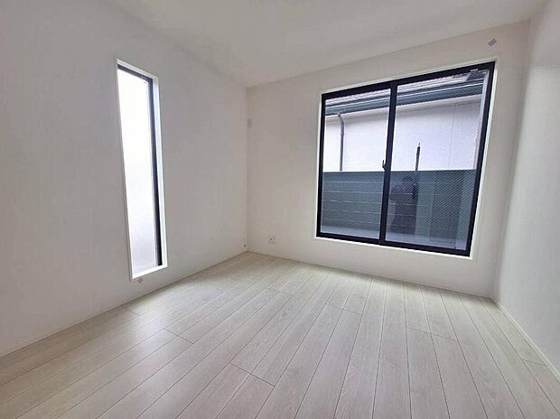 【リビング以外の居室】１号棟
バルコニーに直接アクセスできる居室です！
室内の空気を効率よく入れ替えることができ、夏場や湿気の多い時期には便利です♪