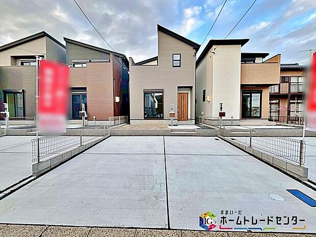 【駐車場】３号棟　駐車スペース
全棟に、余裕をもって並列に２台駐車ができる広々とした駐車スペースを設けました♪
玄関そばに駐車スペースがございますので、まとめ買いをした際にも運ぶのが簡単です！