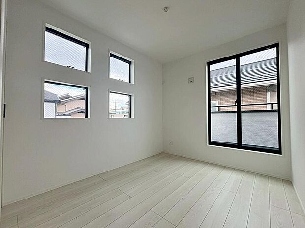 【リビング以外の居室】４号棟
多面採光を施した為、晴れの日の日中はいつも明るい室内に。
窓を開放すれば気持ちの良い風が入り込んできます。　　　