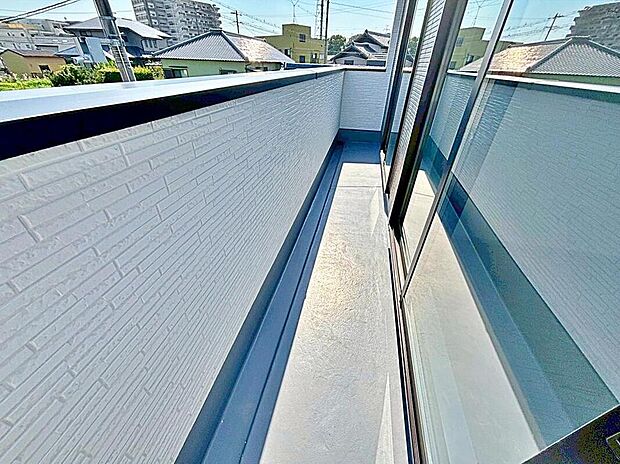 【バルコニー】南向きで日当たり良好な広々バルコニー♪
家族分の洗濯物もしっかり干せます。
日当たりも良く、毎日のお洗濯が楽しくなりそう♪