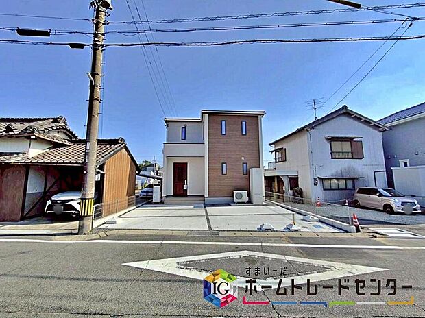 【前面道路含む現地写真】前面は、交通量の少ない北西側約７．４２～７．５３ｍの道路です。
ゆとりがあり、駐車も落ち着いて行える
環境になっています。