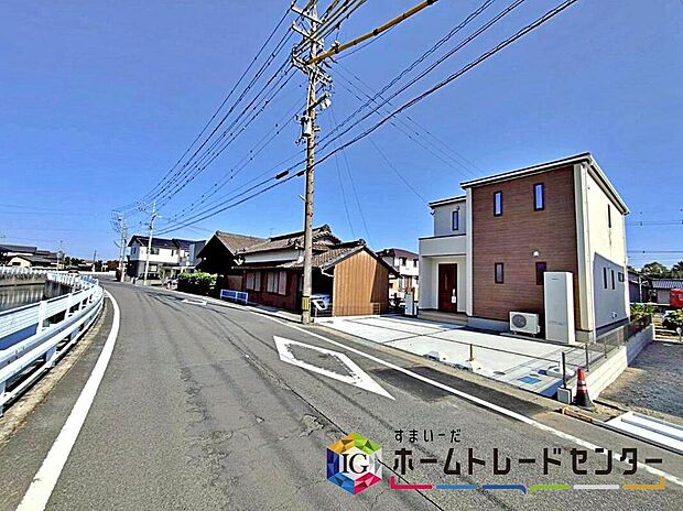 【前面道路含む現地写真】前面は、交通量の少ない北西側約７．４２～７．５３ｍの道路です。
ゆとりがあり、駐車も落ち着いて行える
環境になっています。