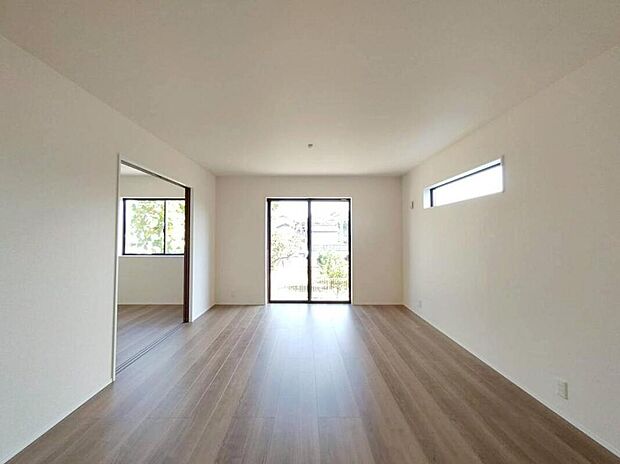 【リビング】１６帖の明るいリビング♪
家族間のコミュニケーションが取りやすい対面式キッチンです☆
家族団らんの時間も増えそうな、くつろぎの場所になりそう♪