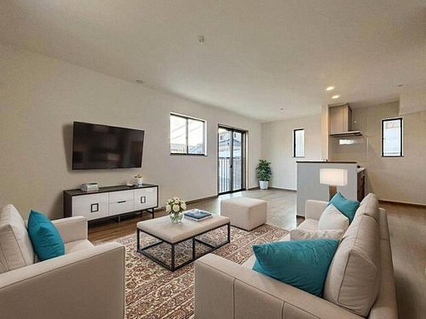 【リビング】A号棟
陽光ふりそそぐ明るい約１５．６２帖のリビング。
対面式キッチンは、家事をしながら家族の様子が一目でわかる安心＆便利設備♪
※家具をCGで加工しています。家具付き販売ではございません。