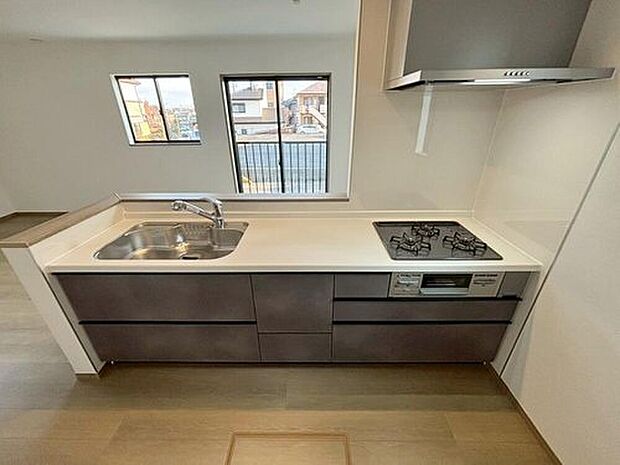 【キッチン】A号棟
収納力豊富なシステムキッチン。
大型スライド収納付きで、すっきり片付けやすいキッチンです。
床下収納もついています♪